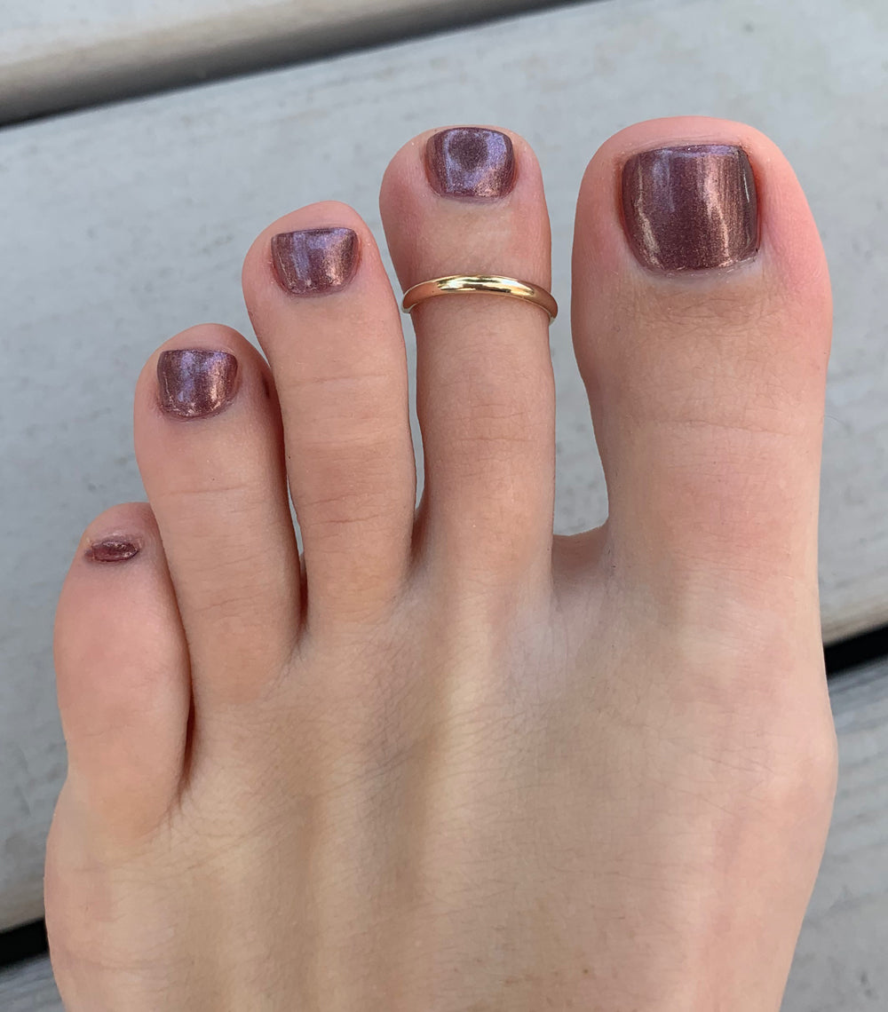 A 2mm Gold Fill Adjustable Toe Ring shown on an index toe